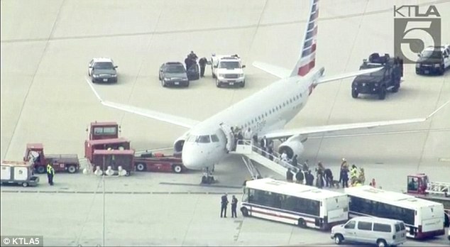 3492CBCC00000578-3607179-An_American_Eagle_aircraft_traveling_from_Houston_to_LAX_is_bein-m-38_1464109566431